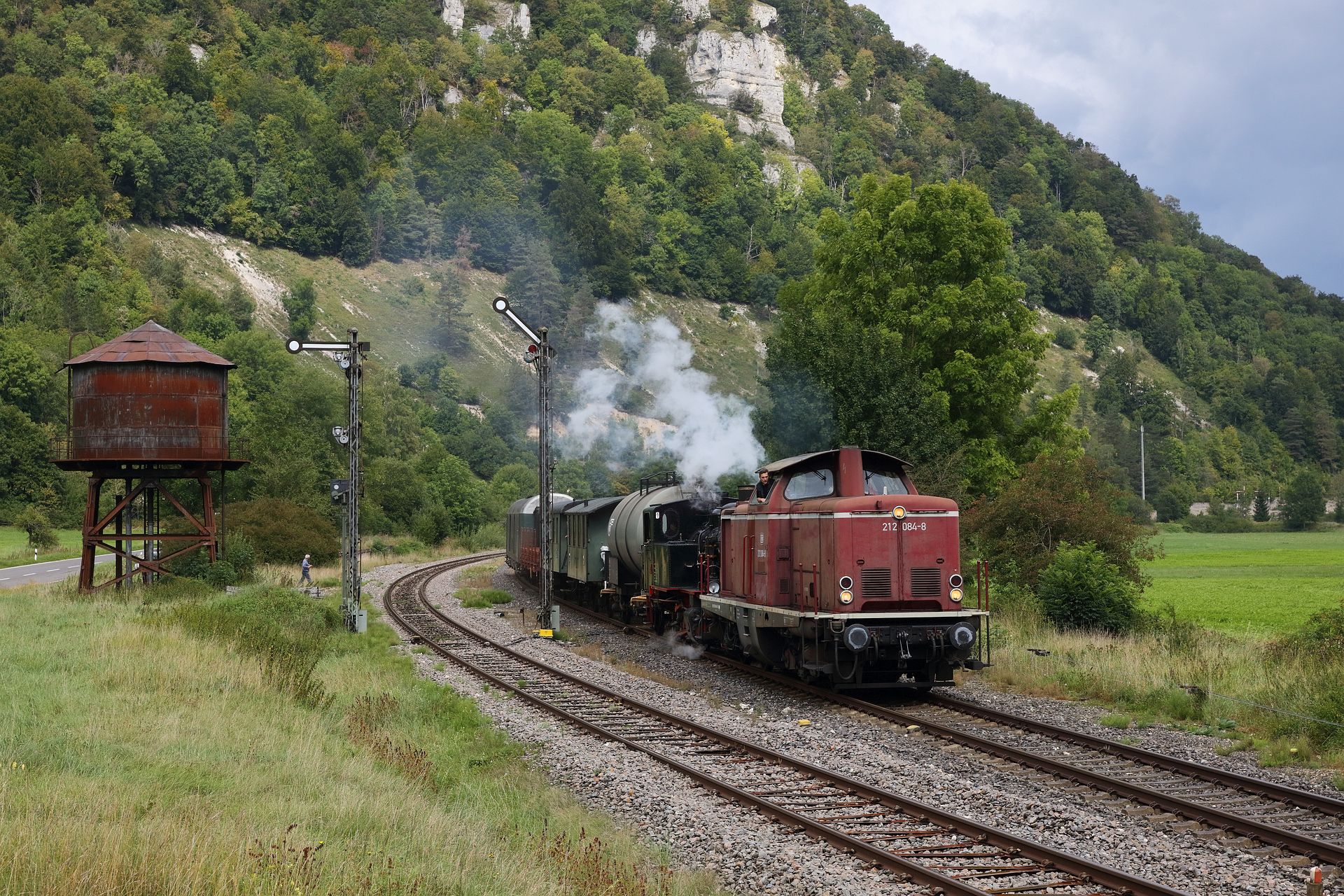 Hausen im Tal: Zwischenhalt für Gegenzug, Schmierung und natürlich Fotografien...