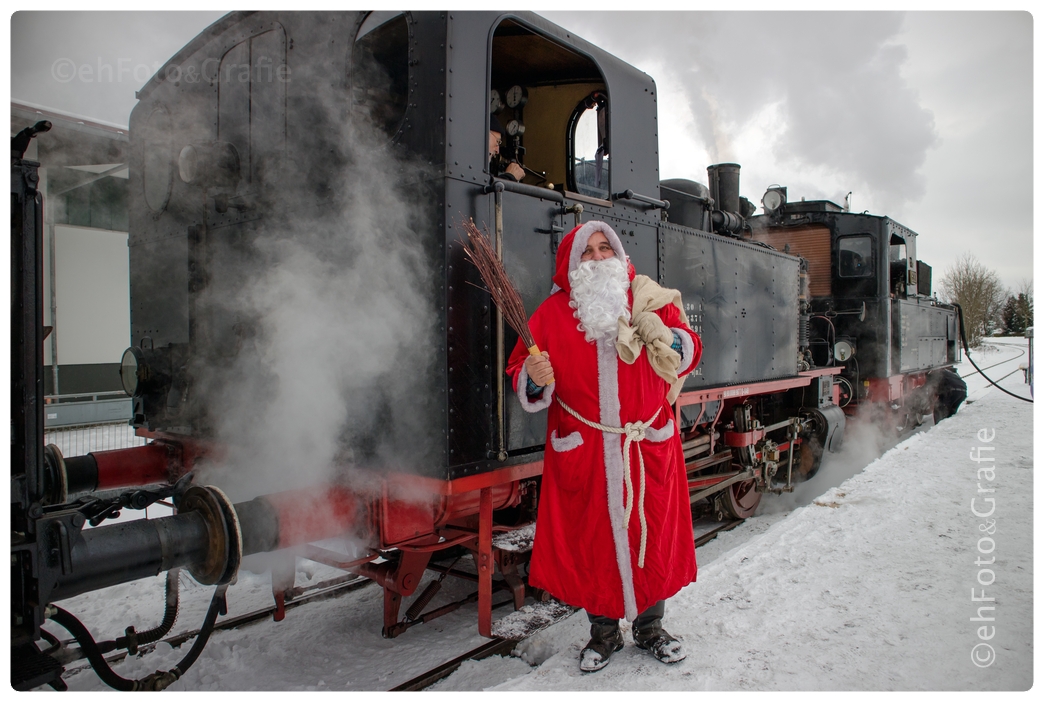 Der Nikolaus posiert vor seinen beiden "Rentieren"